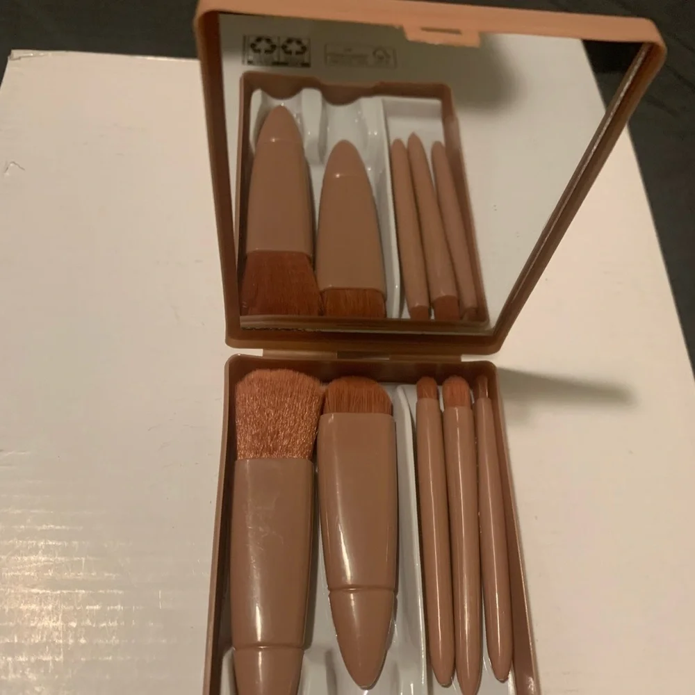 Compact Makeup Brush Set in Tan Case